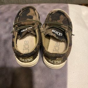 Hey Dudes size K7. My little boy didn’t care for them!